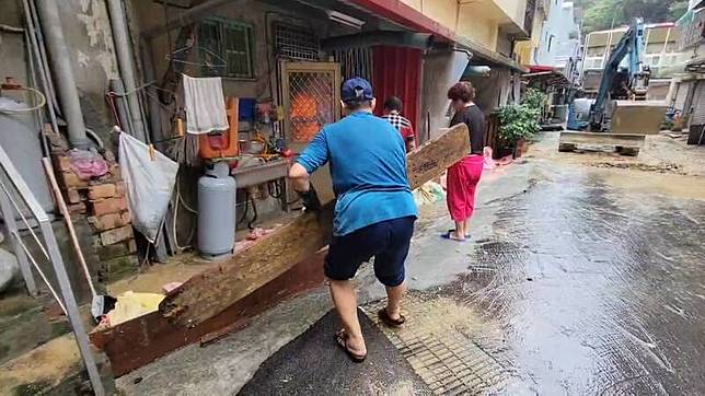 南方澳積水退後，受災居民今天清理家園。(讀者提供)