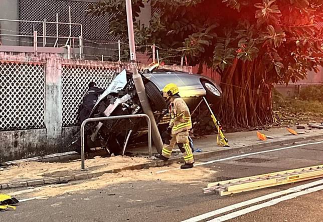 薄扶林域多利道有私家車失事剷上行人路撞牆，91歲男司機一度被困。(香港突發事故報料區FB)