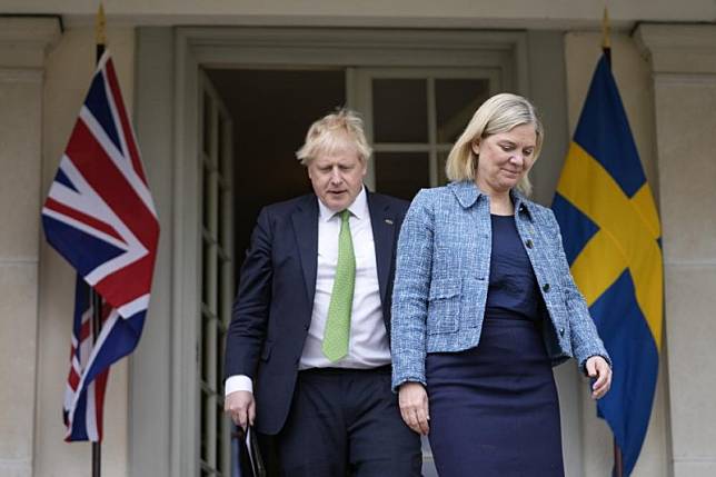 2022年5月11日，英國首相強森（Boris Johnson）出訪瑞典和芬蘭，分別與兩國簽署安全協議。（AP）