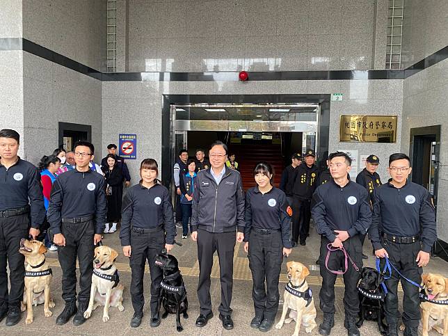 桃園市警犬隊由6名菁英領犬員及6隻警犬組成。圖：警方提供