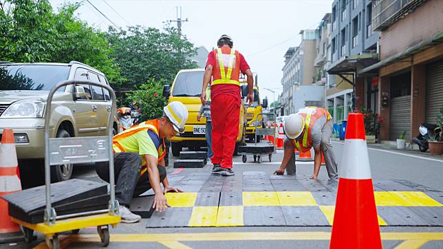 桃園市政府交通局推行新式實體減速設施「組合式減速平台」，以橡膠材質的組裝設計加上反光標線，促使汽機車駕駛人自動減速。圖：交通局提供