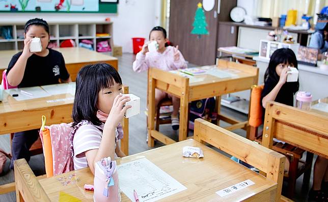 班班喝鮮奶》農業部宣佈，各校不用勉強參加，校長批卸責，呼籲權力下放，結合多元通路