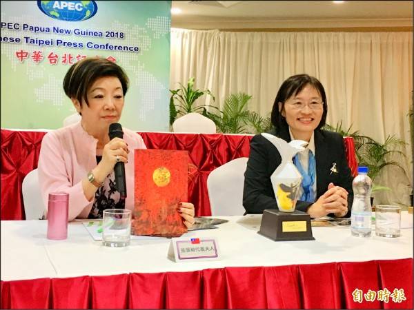 APEC台灣領袖代表張忠謀的夫人張淑芬(左)展示畫作「希望之鎖」製成的筆記本，以及贈送給領袖夫人的贈品「喜悅」花瓶。右為總統府公共事務室主任張文蘭。(記者黃佩君攝)