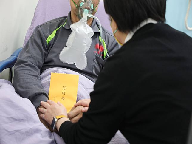 大肚全聯大火9死8傷，市長盧秀燕一早到醫院探視，針對2死者是逃逸越南外勞，中市府勞工局長說，將追究雇主非法僱用及營造商非法容留責任。（圖：中市府提供）