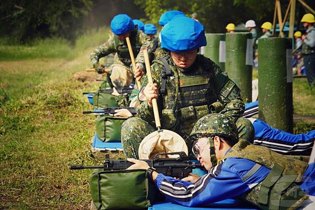 陸軍步兵第302旅日前協助教育部彰化縣聯絡處辦理「113年全民國防教育高級中等學校射擊體驗」。（陸軍第十軍團提供）