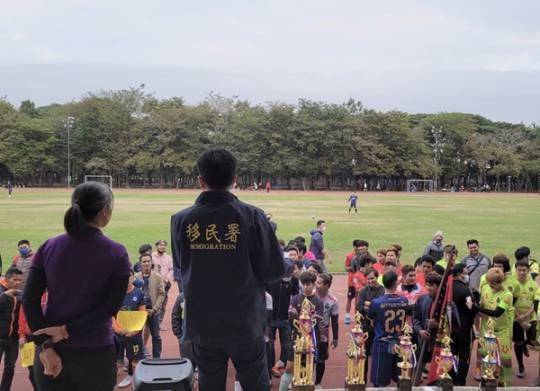 台南市專勤隊與泰國駐台辦事處高雄分處向參與球賽的泰國籍移工及新住民宣導，勿將違規豬肉製品以郵包等任何方式寄至台灣，否則將違反動物傳染病防治條例規定，被處以新臺幣3萬元以上15萬元以下罰鍰。（圖／移民署提供）