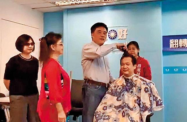 11月21日10：13，郝龍斌選前幫台北市議員候選人羅智強剃光頭，目的是為了拉抬游淑慧的選情。（翻攝自羅智強臉書）