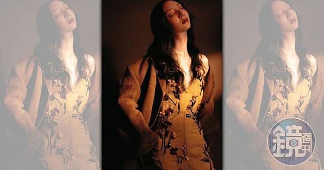 棕色麂皮外套 NT$200,000 by PRADA／芥末黃刺繡洋裝 價格店洽 by MIU MIU