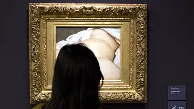 法國畫家庫爾貝名畫《世界的起源》原展於巴黎奧塞美術館。美聯社資料照片