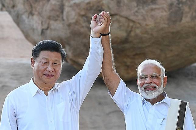 Indian Prime Minister Narendra Modi (right) and Chinese President Xi Jinping visit the Vaan Irai Kal as part of informal summit talks. Photo: PTI/dpa