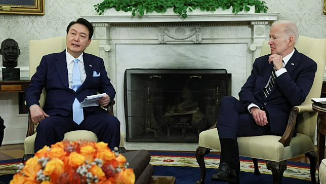 美國總統拜登(右)上月26日在白宮接見來訪的南韓總統尹錫悅(左)。路透社