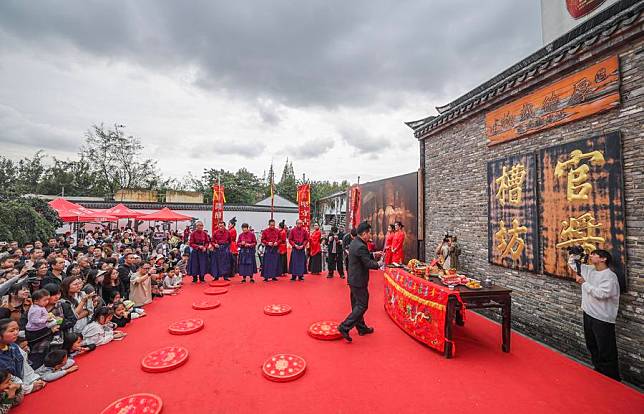 A start-of-winter brewing ceremony for yellow rice wine is held at Shendang Winery Co., Ltd. in Haiyan County of Jiaxing City, east China's Zhejiang Province, Nov. 9, 2024. (Xinhua/Xu Yu)