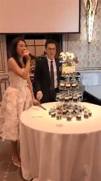 賈永婕替老公獻唱生日快樂歌。（圖片來源／賈永婕臉書）