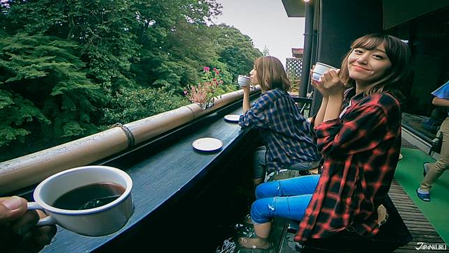 
<p>江戶屋，是在筑波山裡的溫泉會館，</p><p>
就算是一日行程，你還是可以來泡個溫泉－足湯。</p><p>
</p><p>
390年歷史江戶屋有正統的溫泉，也有可以放鬆一下的足湯，還可搭配飲料與輕食，共通點就是都可以邊泡邊看筑波山美景，如果你怕很久沒爬山回到飯店會鐵腿，那麼就來江戶屋泡足湯舒緩疲勞一下～</p><p>
</p><p>
<b>江戶屋</b></p><p>
地址：茨城県つくば市筑波728</p><p>
<a href=