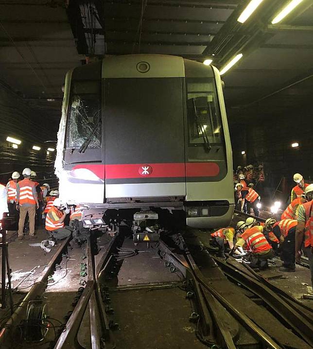 港鐵工程人員成功將撞毀的列車車頭的轉向架放回路軌(港鐵提供)