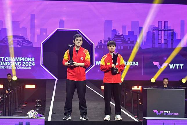 Gold medalist of men's singles Fan Zhendong (L) of China and gold medalist of women's singles Sun Yingsha of China pose during the awarding ceremony of the WTT Champions Chongqing 2024 in southwest China's Chongqing, June 3, 2024. (Xinhua/Zhang Ziyu)