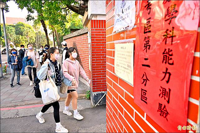 112學年大學學科能力測驗第一天13日舉行，天氣溫暖怡人，考生赴考場應考。(記者塗建榮攝)