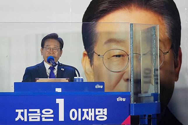 2025年6月4日凌晨，韓國共同民主黨總統候選人李在明在國會大廈外發表勝選演說。（美聯社）