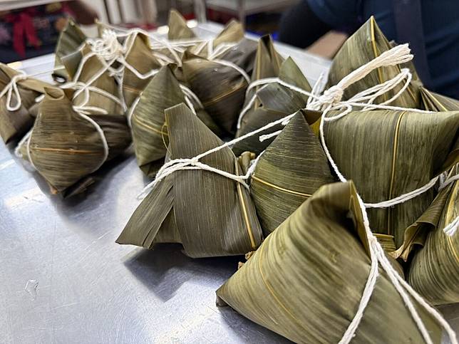 虎尾鎮農會推出的超人氣「虎霸王花生粽」今年改名為「虎吉粽」，短短兩周就賣出10萬顆，目前積極趕工包肉粽。記者蔡維斌／攝影
