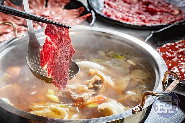 阿裕鮮嫩的牛肉只需下鍋涮三秒即可。