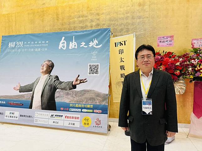 資深媒體人矢板明夫今演講後遭一名黑衣男子當眾揮拳攻擊。（翻攝自矢板明夫俱樂部）