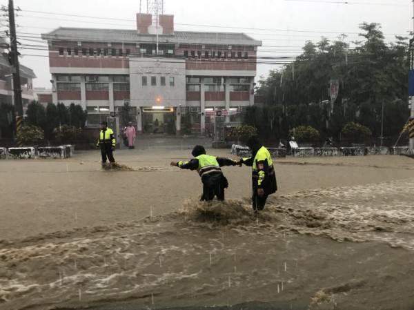 員林東山派出所前的員草路大淹水。(記者顏宏駿翻攝)