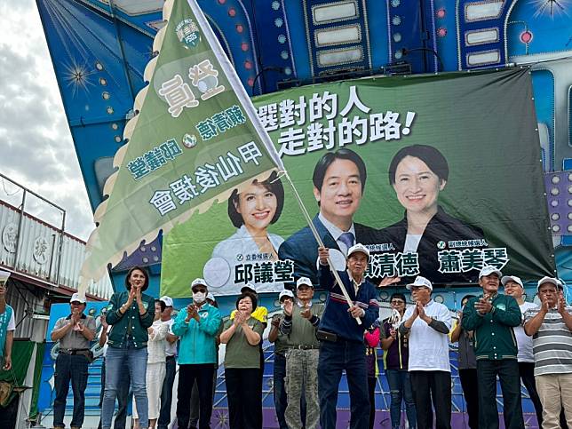 邱議瑩懇請鄉親2024年選舉要選對的人，走對的路。(邱議瑩服務處提供)