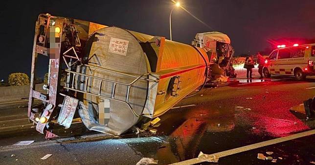 凌晨國1化學槽車與貨車追撞後翻覆　氫氧化鈉外洩「嚴重恐釀肺部發炎」