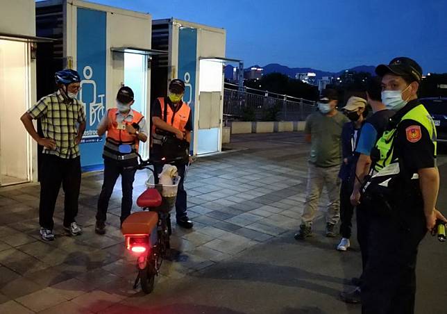 針對河濱公園常有民眾飆速騎乘違規改裝的電動二輪車，新北市府高灘處會同警方辦理聯合稽查要還給民眾安全的河濱公園。　（新北市府高灘處提供）