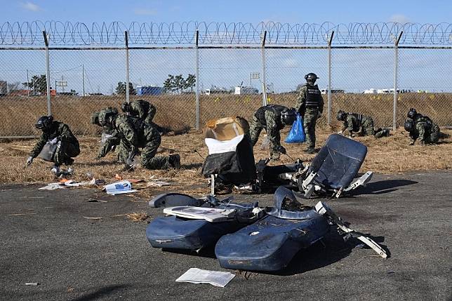 南韓濟州航空事故奪走179條生命，圖為軍方清理現場。（美聯社）