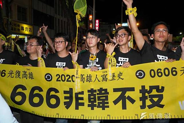 高雄市長韓國瑜罷免投票將於6日登場，不少支持罷韓的青年與家長立場相左，導致衝突浮上檯面。圖為5日晚上進行罷韓最後遊行。（林瑞慶攝）