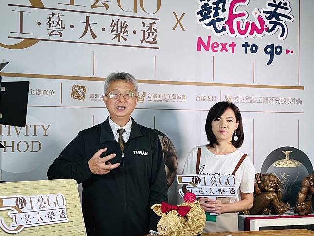 臺灣工藝之家協會理事長謝東哲（左）於直播中抽出首位幸運得主（記者張瑞惠攝）