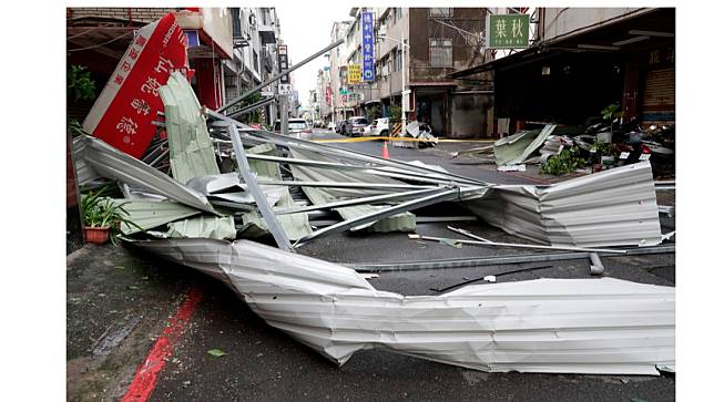 颱風山陀兒的強風豪雨襲擊高雄，鐵皮、圍籬、招牌，路樹傾倒。美聯社