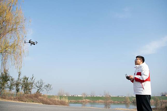 A staff member uses a drone to inspect the Tongji Canal in Sixian County, Suzhou City, east China's Anhui Province, Dec. 20, 2024. (Xinhua/Huang Bohan)