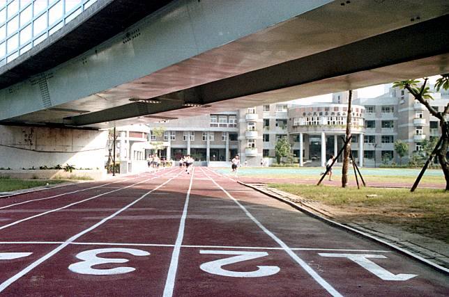 圖為小學跑道示意圖。本報資料照