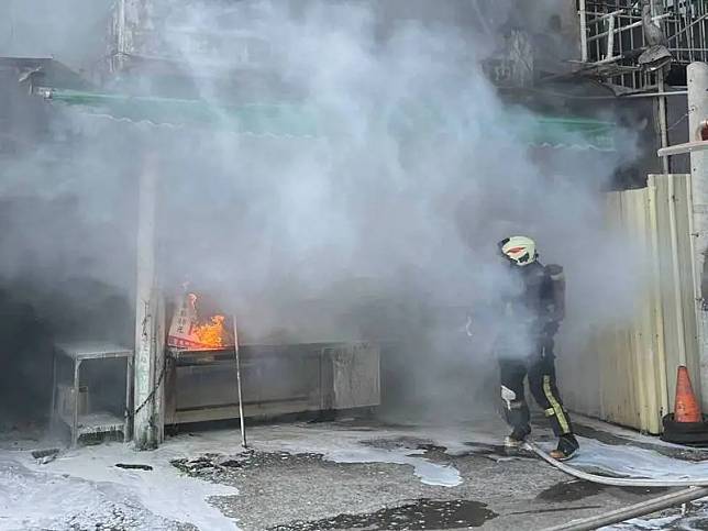 彰化知名肉圓店，12日下午傳出火警，剛炸好的肉圓全都被滅火泡沫覆蓋報銷。
