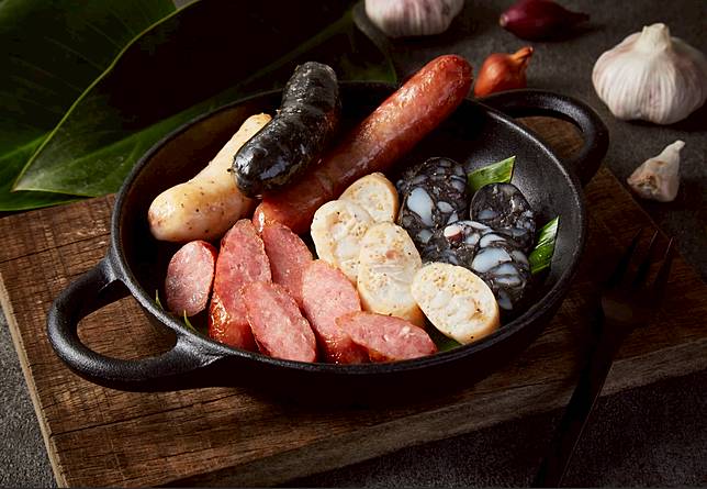 飛魚卵墨魚三色腸(圖/芭達桑原住民主題餐廳)