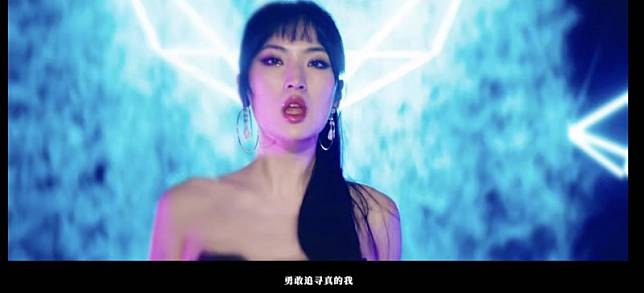 姚安娜今日發布首支單曲《Back Fire》MV。(翻攝自微博)