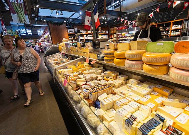 Customers shop at a market in Toronto, Canada, on Sept. 17, 2024. (Photo by Zou Zheng/Xinhua)