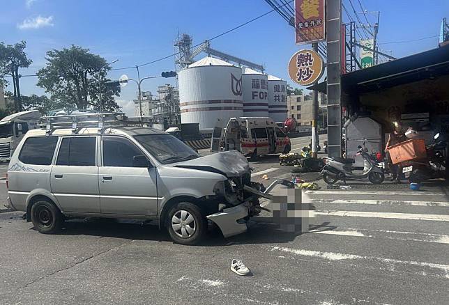 大肚區沙田路一段三八八巷口昨日發生一起死亡車禍，一輛小貨車與機車碰撞，騎士送醫後不治。（記者陳金龍翻攝）