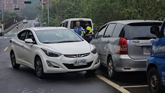 基隆市楊姓男子26日上午開車行經東碇路時，疑身體 不適車輛駛向對向車道，撞上到騎乘機車的洪姓男 子，楊男送醫急救仍宣告不治。 （讀者提供） 中央社記者王朝鈺傳真 114年2月26日