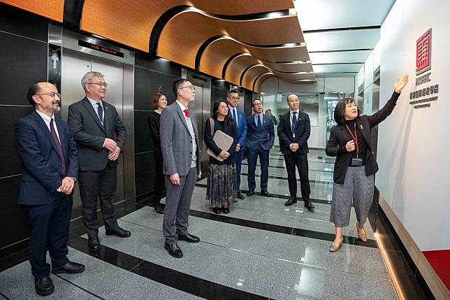 香港學術及職業資歷評審局總幹事周慶邦(左四)由廉署高層人員陪同參觀香港國際廉政學院的設施。(廉政公署)