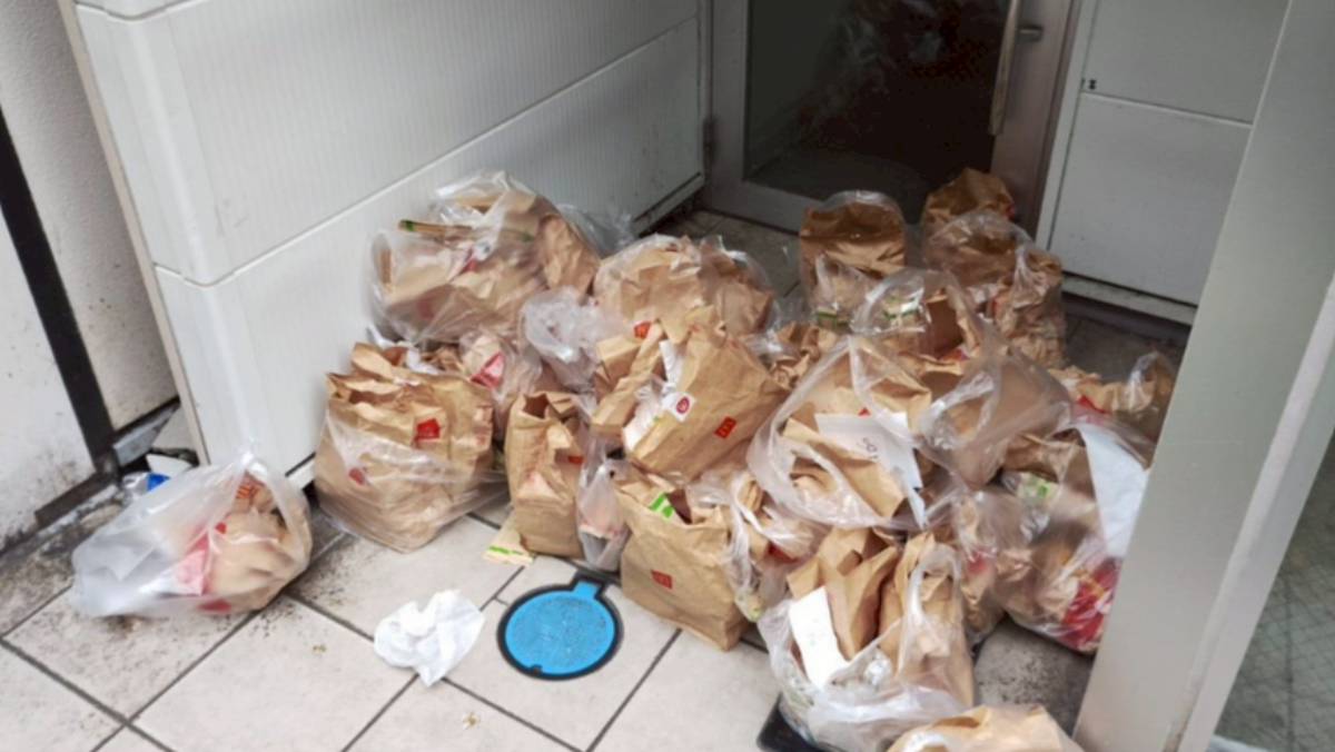 只拿寶可夢卡「漢堡丟麥當勞門口」 日本小學生哭了：買不到快樂兒童餐| 太報| LINE TODAY