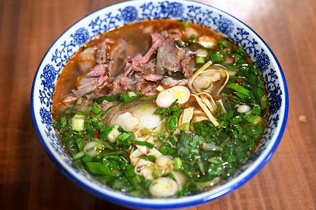 This photo taken on Jan. 16, 2024 shows a bowl of Huainan beef soup at a restaurant in Huainan City, east China's Anhui Province. (Xinhua/Huang Bohan)