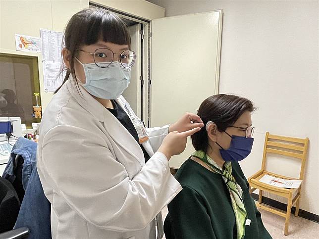 高榮臺南分院耳鼻喉科聽力師黃子珈為病患進行試戴服務，強調讓病患了解自己的聽力狀況外，也認識助聽器的科技以及其種類。(高榮南院提供)