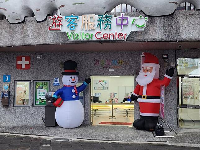 聖誕節將至，遊樂園內現在已隨處可見聖誕老公公等聖誕裝置。 圖：台北大眾捷運股份有限公司／提供