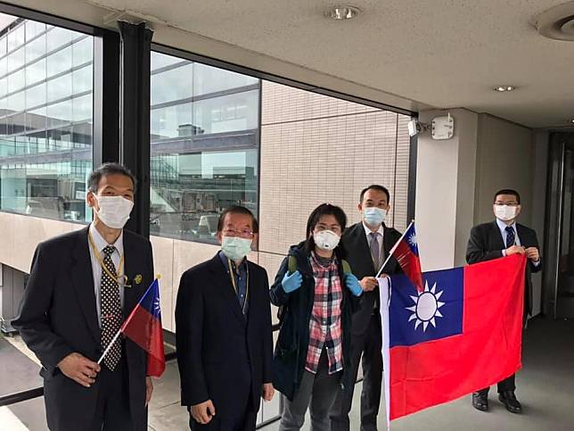 謝長廷今天在臉書貼出與原本滯俄的台灣國民合照，表示「終於在成田機場接到來自俄羅斯的留學生，總共96位」。   （翻攝自謝長廷臉書）
