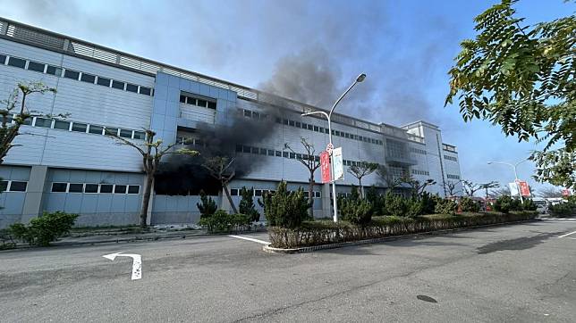 康那香觀光工廠昨天早上傳出火警，廠房竄出濃煙。（民眾提供）