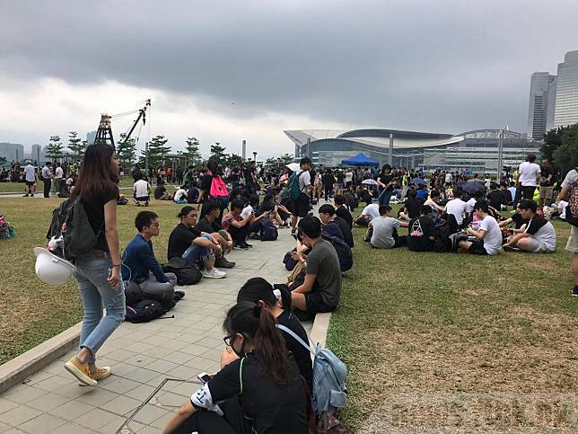 原本佔據夏慤道的示威者，部分人轉往添馬公園繼續聚集，目前氣氛平靜，未見警員在場戒備。（實習記者冼世澄攝）