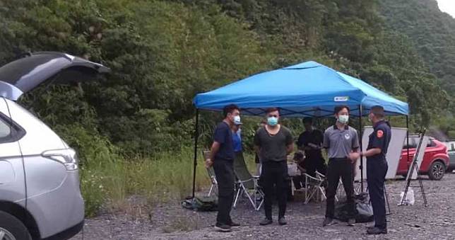 屏東來義鄉鴛鴦瀑布憾事！10人揪團遊2男子溺斃　消防中隊長夫妻和死者被罰